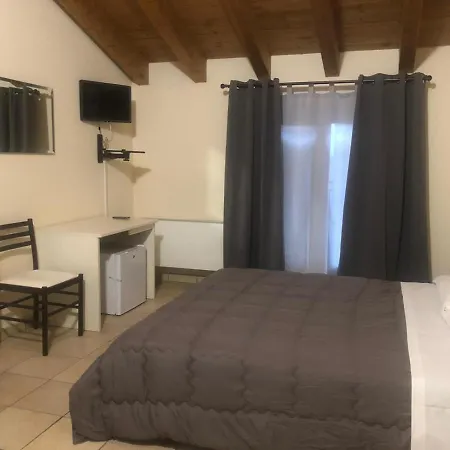 Il Borgo Готель Модена